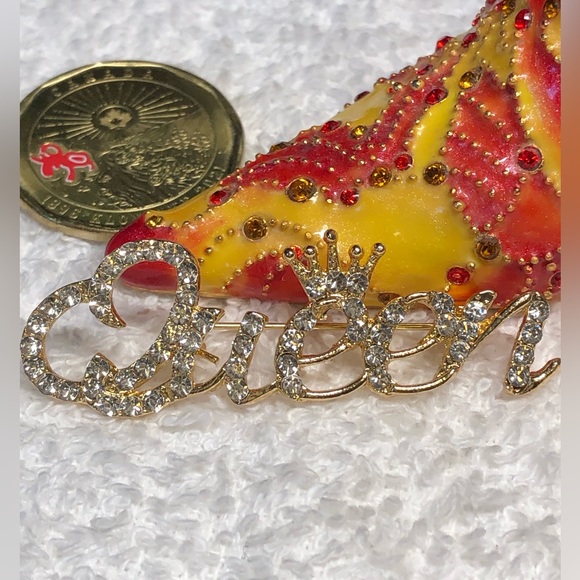 👑Pretty gold and rhinestone QUEEN brooch/pin - Picture 2 of 9
